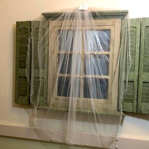 NWT DAVID’S Bridal Sparkle Floral Mid Wedding Veil